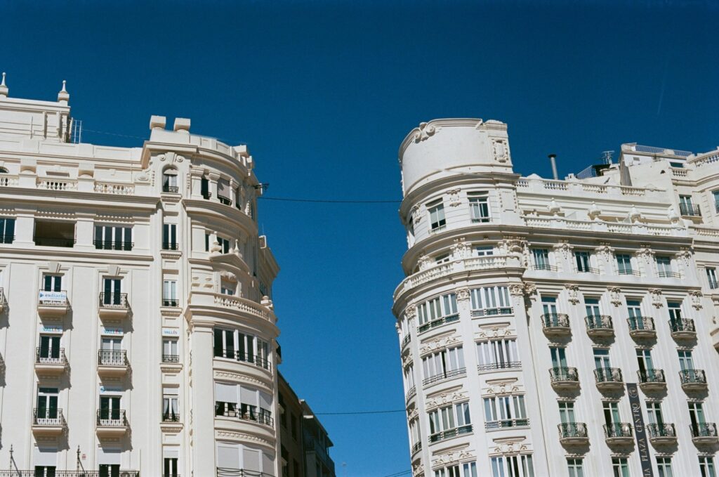 Immeubles blancs sud de la France
